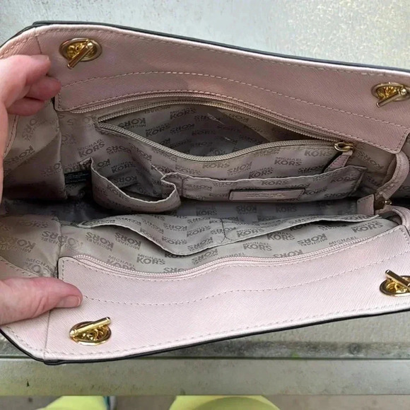 Michael Kors jet set rose color purse - Picture 3 of 7